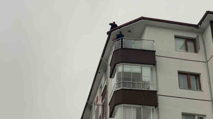 Çıktığı Çatıda İntihara Kalkıştı, Ekiplerin 1 Saatlik Çabasıyla İkna Edildi
