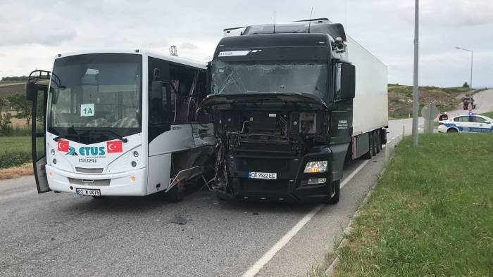 Edirne’de Midibüs İle Tır Çarpıştı: 2 Yaralı
