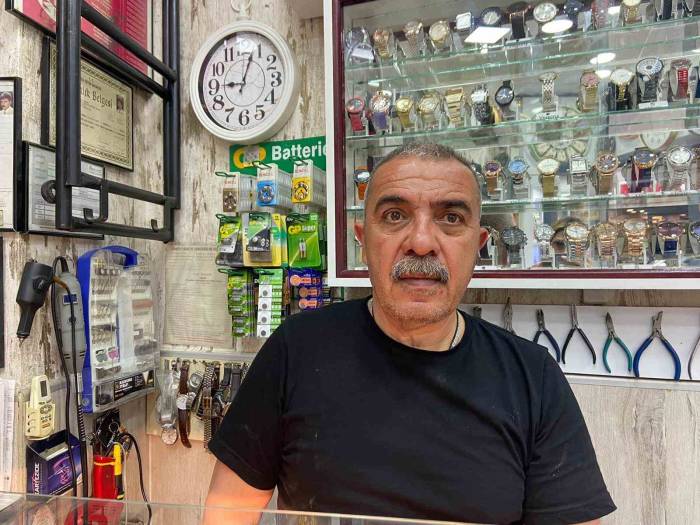 8 Metrekarelik Dükkanında 42 Yıldır Saatleri Tamir Ediyor