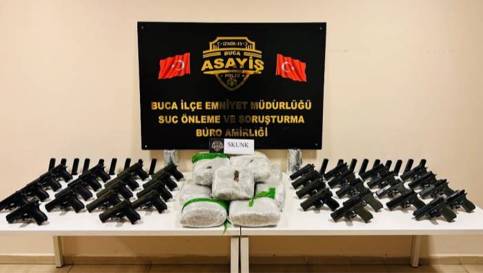 İzmir’de Silah Kaçakçılarının Evinde 13 Kilo Uyuşturucu Ele Geçirildi