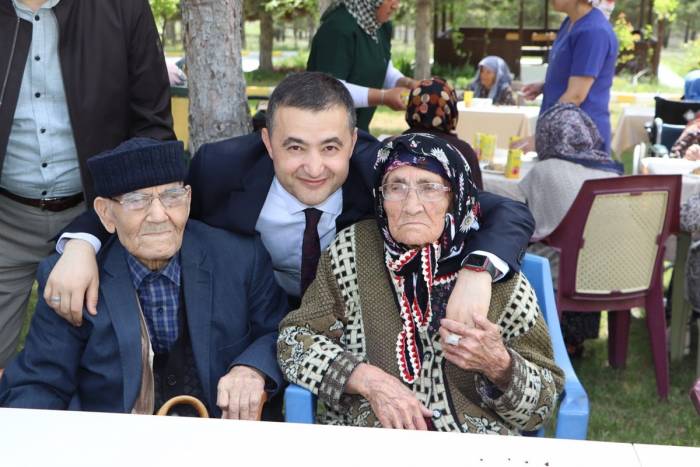 Emirdağ’da ’fidanlar Çınarlarla Buluşuyor’ Projesi Devam Ediyor