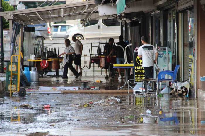 Karabağlar Belediyesi’nin Önünü Su Bastı, Vatandaşlar Tepki Gösterdi