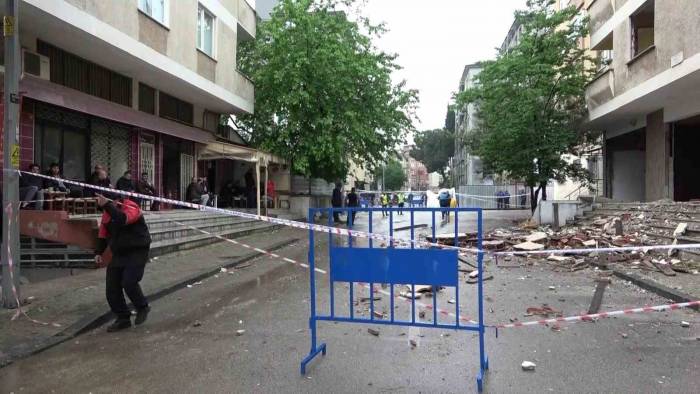 Kartal’da Kolonunda Çatlak Oluşan 7 Katlı Apartman Tahliye Edildi