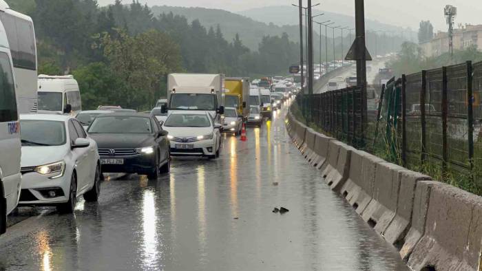 Kartal’da Su Birikintisinden Ötürü Kontrolden Çıkan Araç Takla Attı