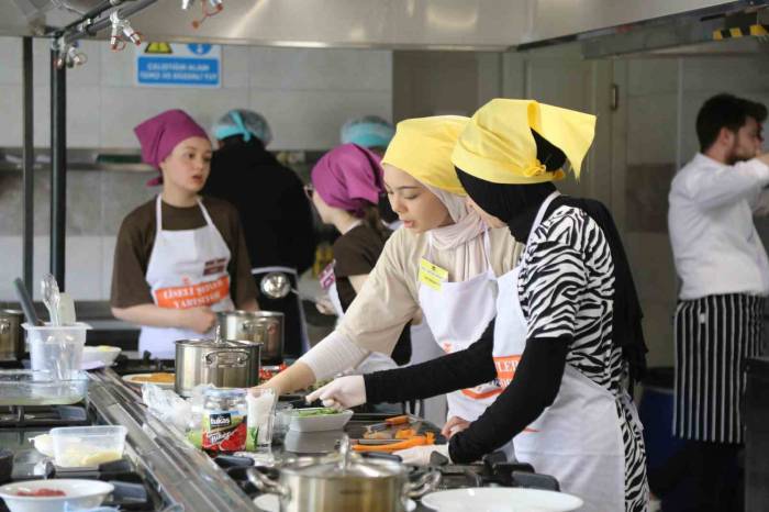 Liseli Şefler Türk Mutfağı Lezzetleri İçin Hünerlerini Sergiledi