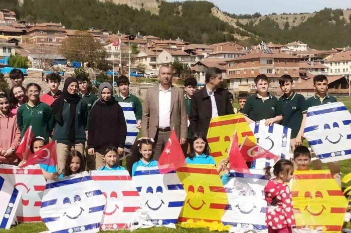 Öğrencilerin Uçurtma Şenliği Renkli Görüntülere Sahne Oldu
