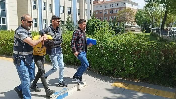 Talihsiz Kadın Katilinin Elini Isırdı, Ölümden Kurtulamadı