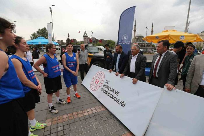 Başkan Büyükkılıç, Basketbol Turnuvasında Gençlerin Coşkusuna Ortak Oldu