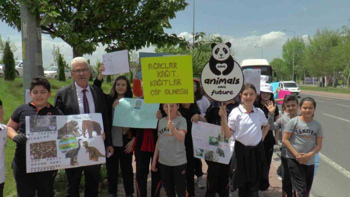 Ortaokul Öğrencilerinden ‘çevreye Duyarlılık’ Yürüyüşü