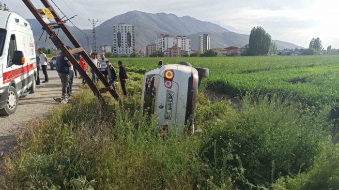 Kazada Otomobil Devrildi:2 Yaralı