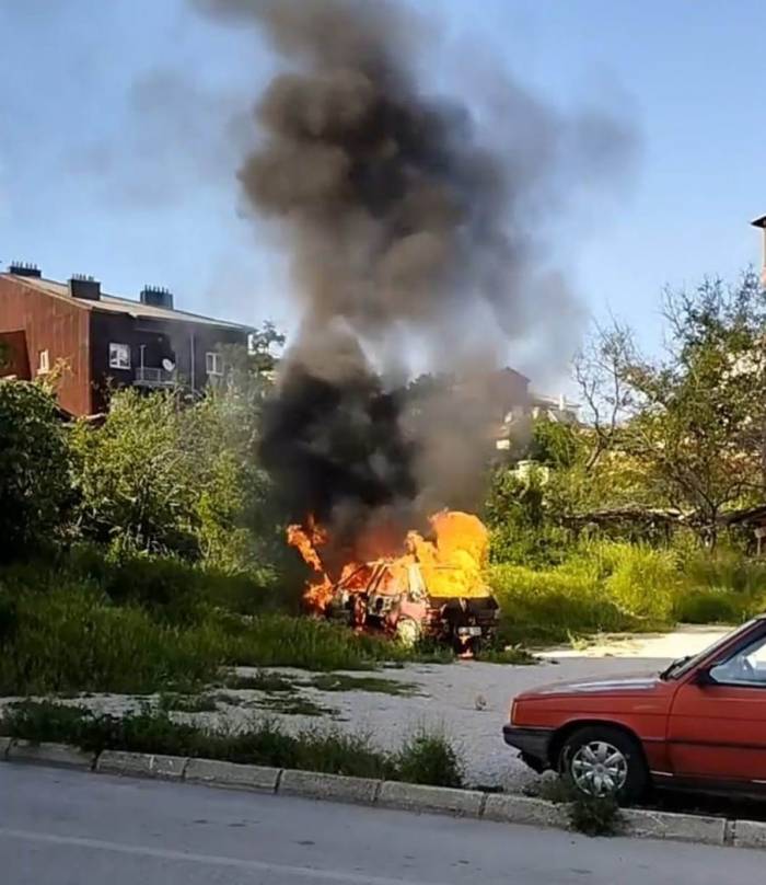 Park Halindeki Otomobil Alev Alev Yandı