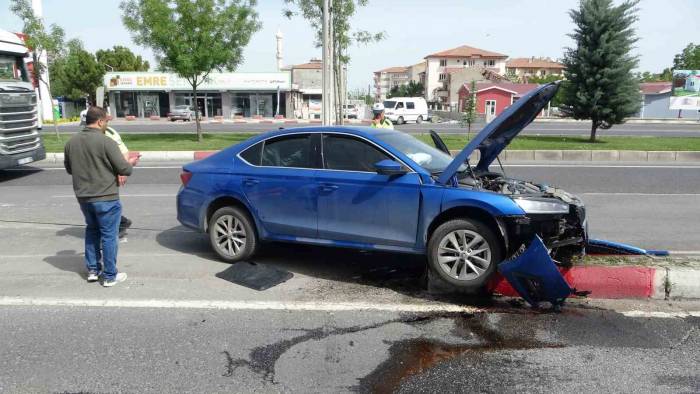 Kontrolden Çıkan Araç Refüje Çarptı: 1 Yaralı