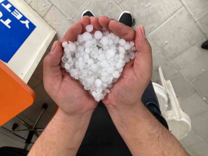 Sarıgöl’de Üst Üste Dolu Yağışı
