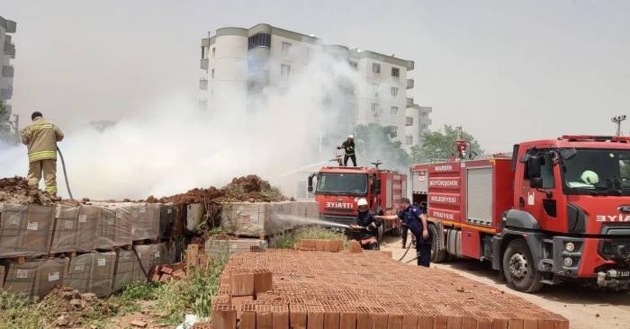 Nusaybin’de Yanan Motosikletin Üstüne Kepçeyle Toprak Atıldı