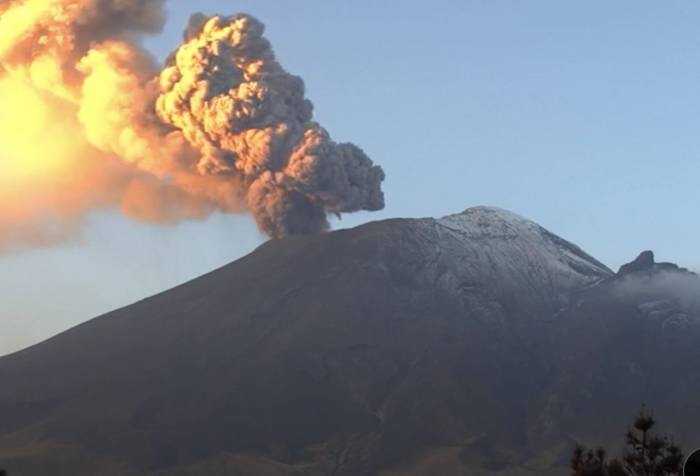 Meksika’daki Popocatepetl Yanardağı’ndaki Patlamalar Okulları Tatil Etti