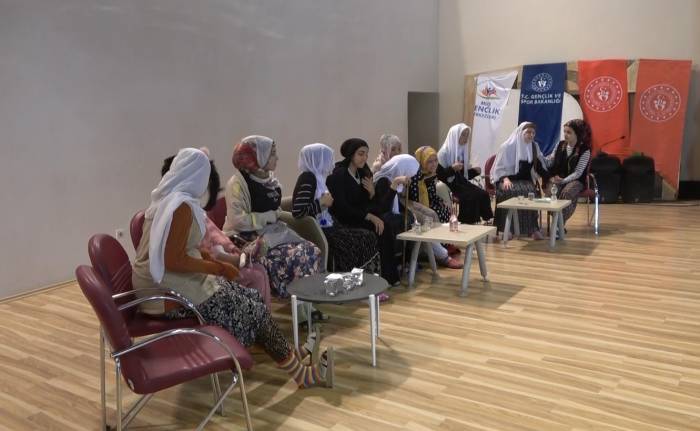 Gençlerin Tiyatro Oyunu Gösterisine Büyük İlgi