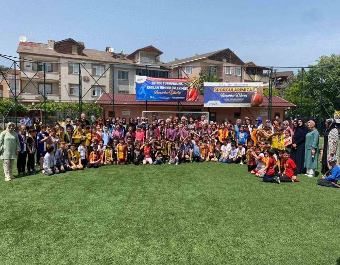 Çocuklar Futbol Turnuvasında Ter Döktü