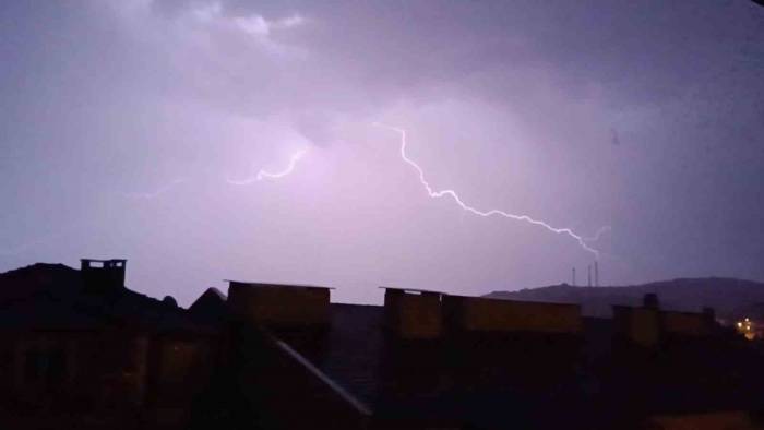 Şiddetli Yağmur Öncesi Gökyüzü Böyle Aydınlandı