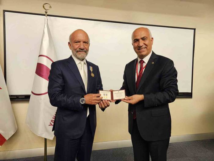 Dr. Suat İrfan Günsel’e “türksoy 30. Yıl Altın Madalyası” Takdim Edildi