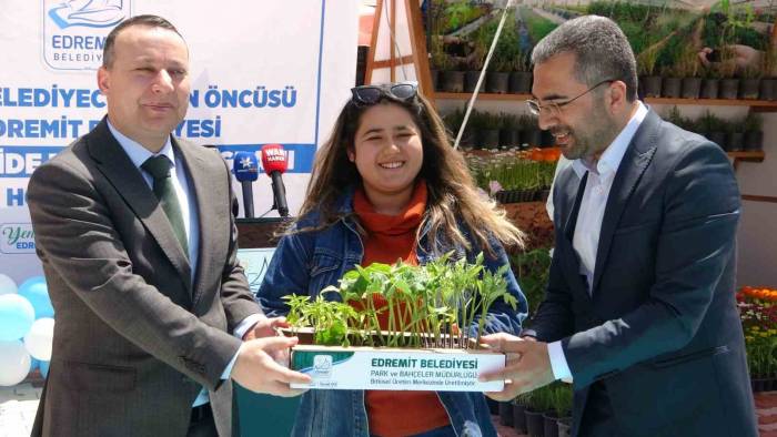 Edremit’te Çiftçilere 250 Bin Sebze Fidesi Dağıtıldı