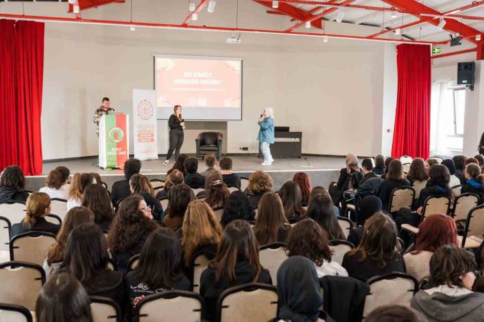 “önce İnsan” Projesiyle Gençlik Haklarına Dikkat Çekildi
