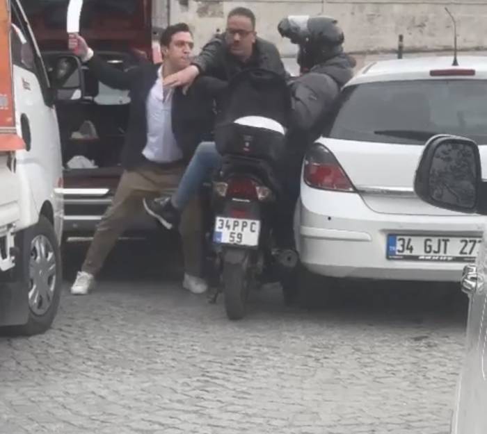 İstanbul’da Kuryeye Satırla Saldıran Sürücü Serbest Bırakıldı