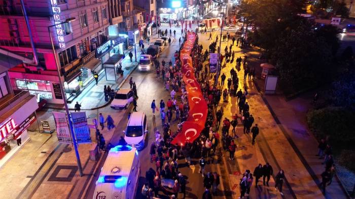 Düzce’de Cadde Fener Alayı İle Aydınlandı