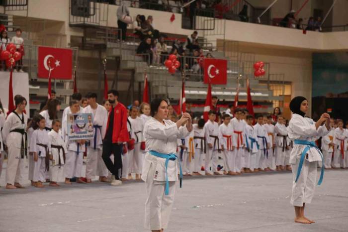 19 Mayıs’ta Öğrenciler Gösterileri İle Göz Doldurdu