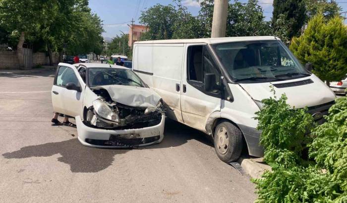 Minibüs İle Otomobil Çarpıştı: 1 Yaralı