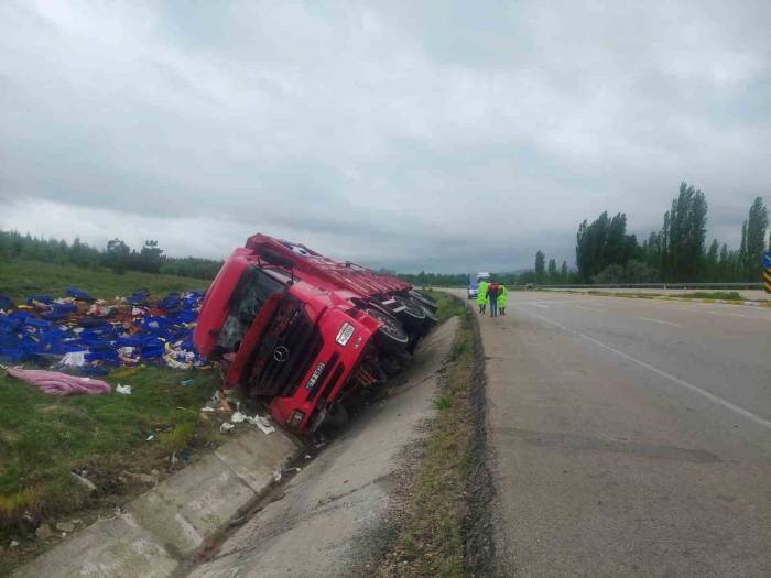 Domates Yüklü Tır Devrildi, 1 Kişi Yaralandı