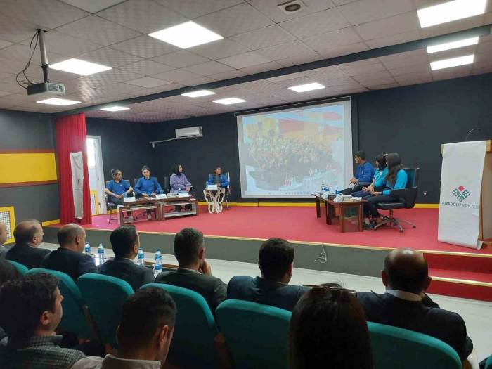 Ağrı’da “anadolu Mektebi Yazar Okumaları" Projesi Paneli Düzenlendi