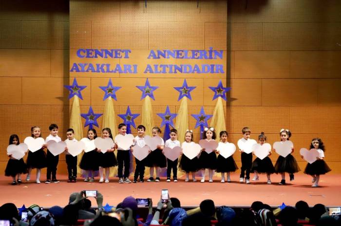 Anaokulu Öğrencilerinden Anneler Günü Kutlaması