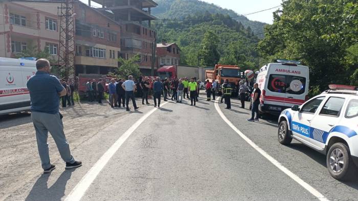 Hurdaya Dönen Araçtan Yaralı Kurtuldular