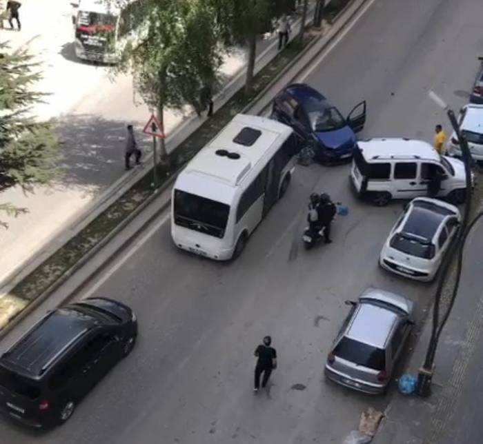 Tatvan’da Zincirleme Kaza: 3 Yaralı