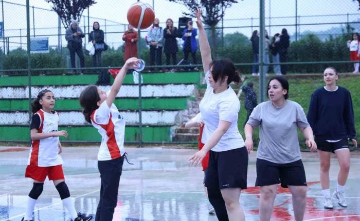 Bursa’da Gençler Bayramı Şenlik Havasında Kutladı