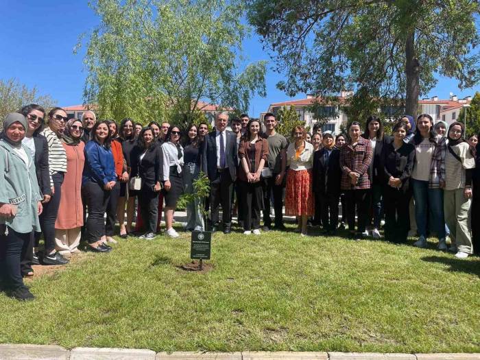 Depremde Hayatını Kaybeden Öğrencilerin Anısına Fidan Dikildi