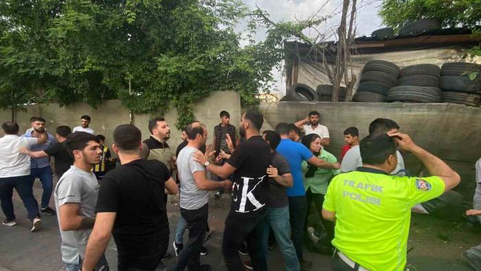 Diyarbakır’da Dört Araç Kazaya Karıştı, Taraflar Birbirinin Üstüne Yürüdü