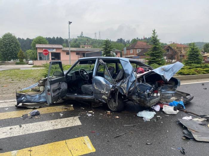 İki Aracın Karıştığı Kazada Otomobil Hurda Yığınına Döndü; 3 Yaralı