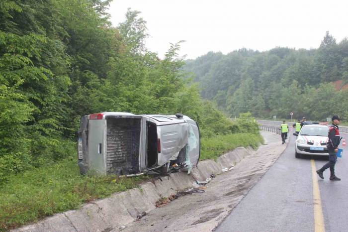 Düzce’de Yoldan Çıkan Kamyonet Yan Yattı: 1 Yaralı