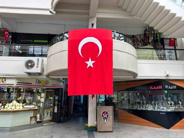 19 Mayıs’ta Dükkânlar Türk Bayraklarıyla Donatıldı