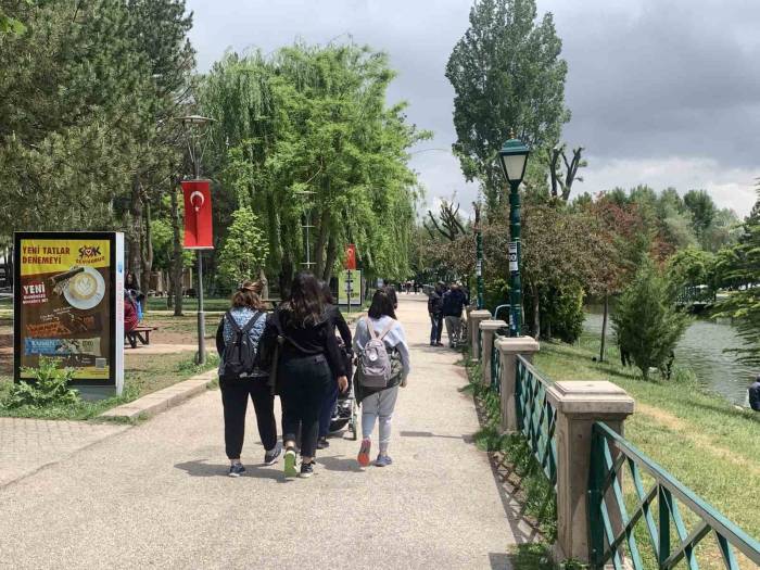 Sağanaktan Dolayı Tatilde Parklar Boş Kaldı