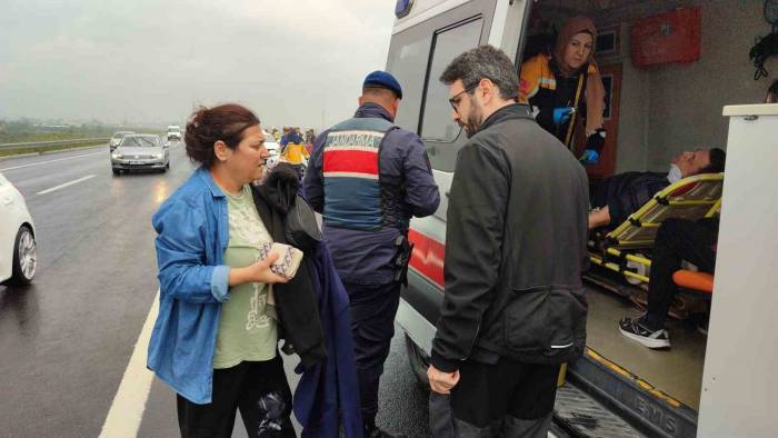Otomobil Bariyerlere Girdi, Kazaya Duran Araca Başka Bir Otomobil Çarptı: 3 Yaralı