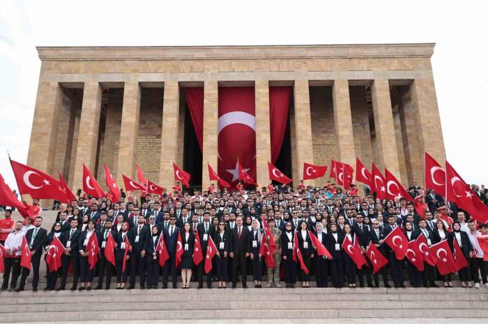Bakan Kasapoğlu’ndan Anıtkabir’e 19 Mayıs Ziyareti