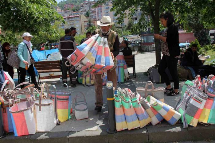 Terziliği Bıraktı, Çanta Üretimine Başladı