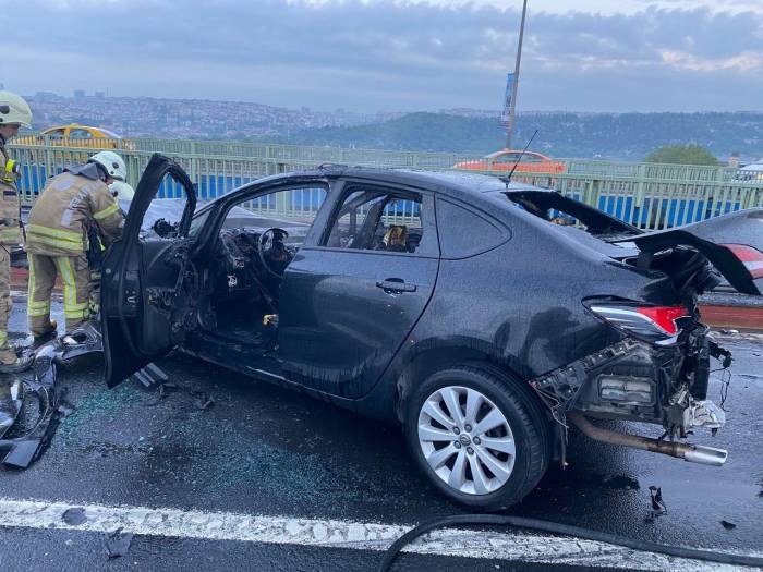 Haliç Köprüsü’nde Bariyerlere Çarpan Araç Alev Alev Yandı
