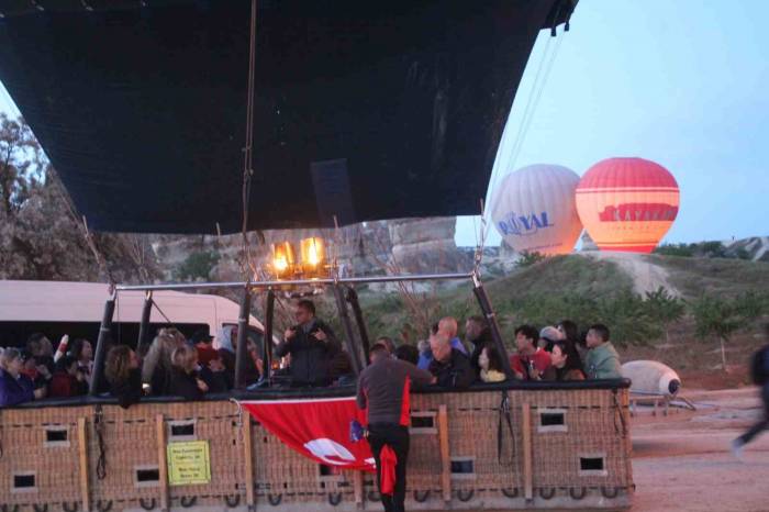Kapadokya’da Balonlar Türk Bayrakları İle Havalandı