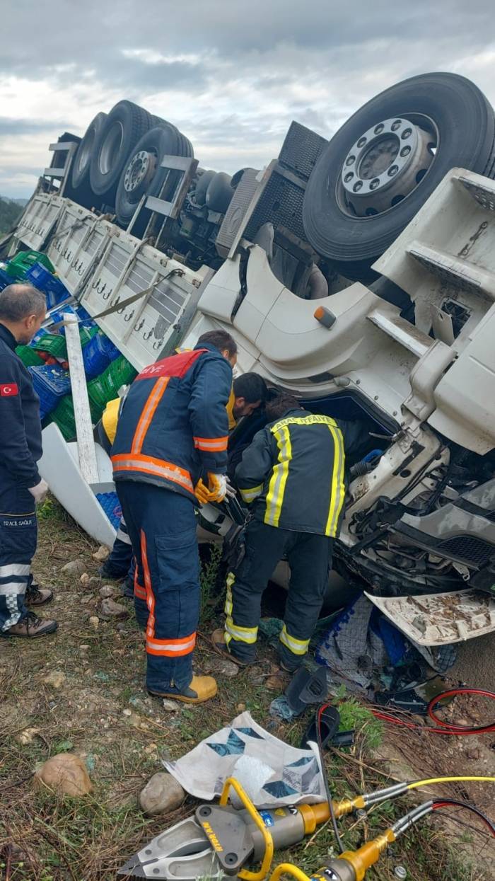 Sebze Yüklü Kamyon Devrildi, Sürücüsü Yaralandı