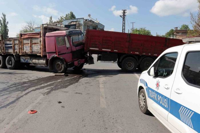 Freni Patlayan Kamyonet 3 Aracı Biçti, Dorseyi Kanala Sürükledi: 1 Yaralı