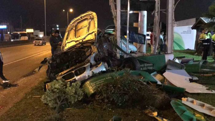 Akaryakıt İstasyonunun Fiyat Tabelasına Çarpan Otomobilin Sürücüsü Yaralandı
