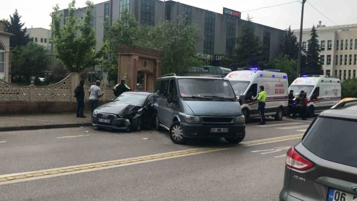 Otomobil Park Halindeki Minibüse Çarptı: 3 Yaralı